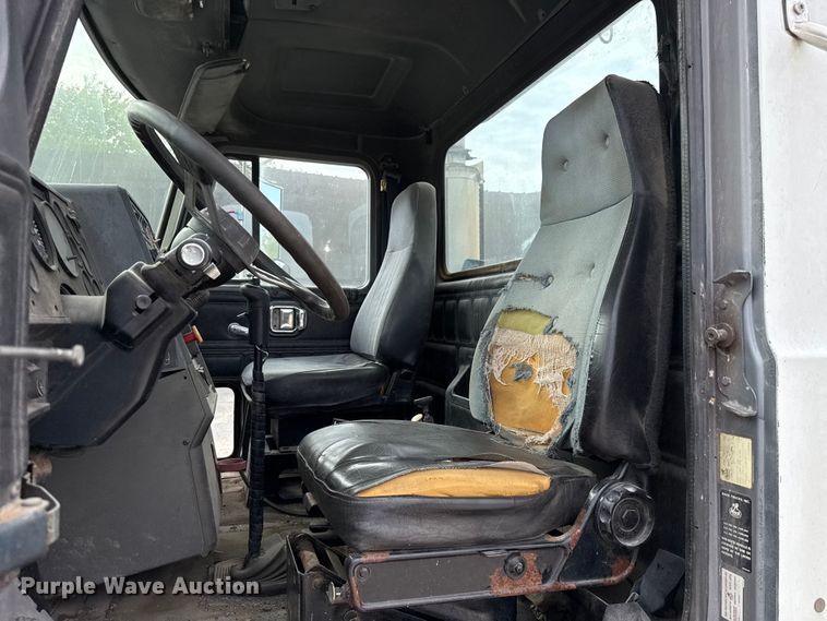 image for item GH9406 1993 Mack CH613 semi truck