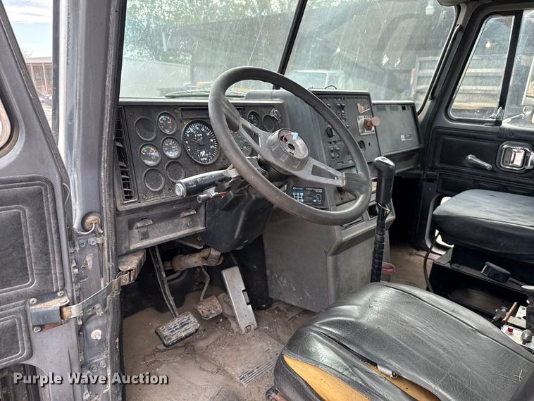 image for item GH9406 1993 Mack CH613 semi truck