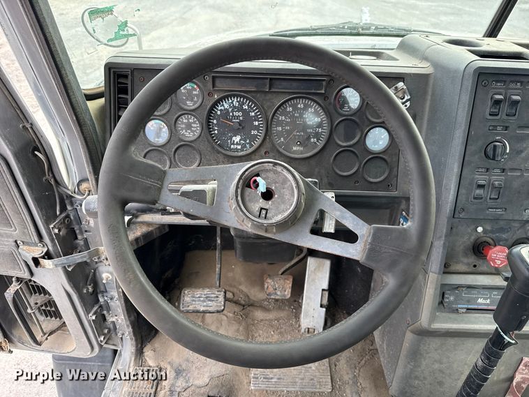 image for item GH9406 1993 Mack CH613 semi truck