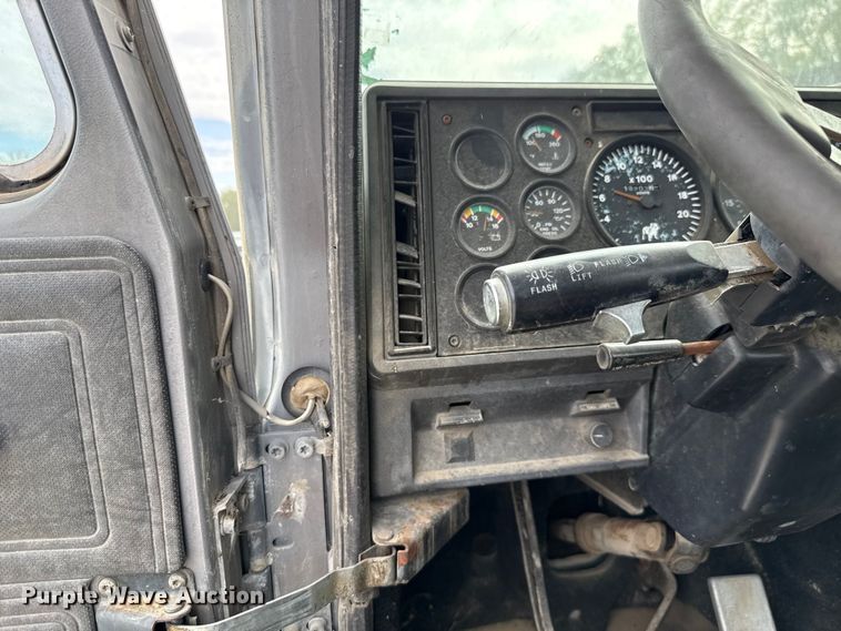 image for item GH9406 1993 Mack CH613 semi truck