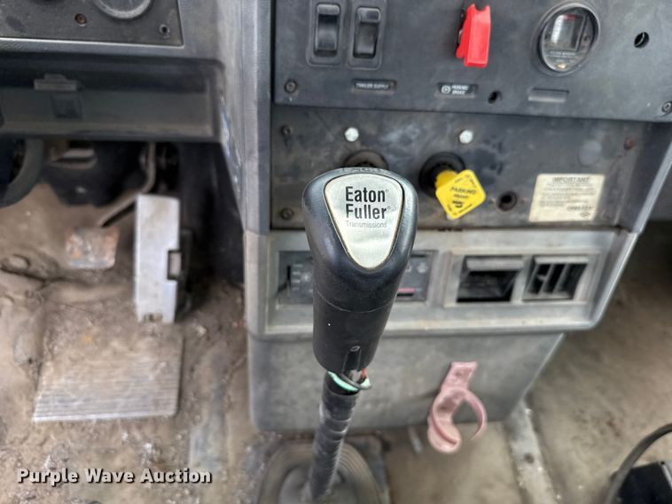 image for item GH9406 1993 Mack CH613 semi truck