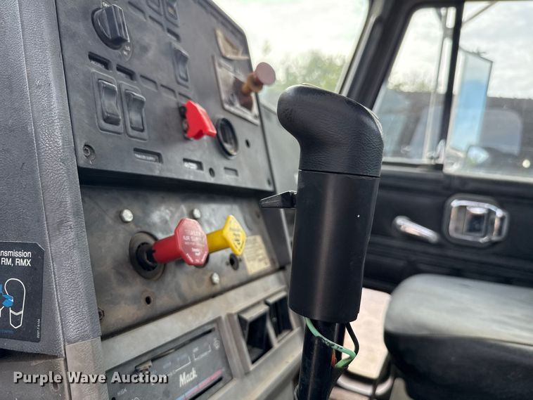 image for item GH9406 1993 Mack CH613 semi truck