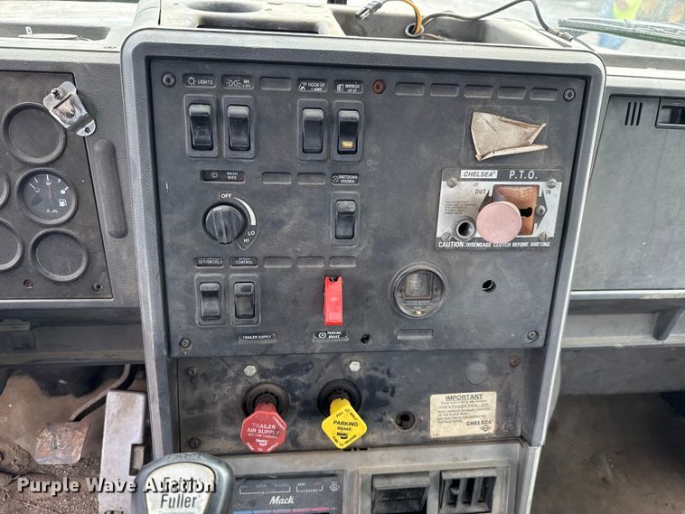 image for item GH9406 1993 Mack CH613 semi truck