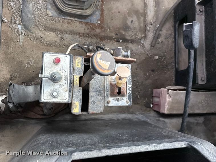 image for item GH9406 1993 Mack CH613 semi truck