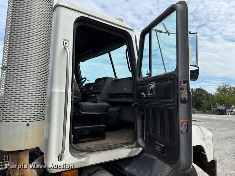 image for item GH9406 1993 Mack CH613 semi truck