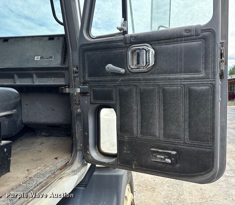 image for item GH9406 1993 Mack CH613 semi truck