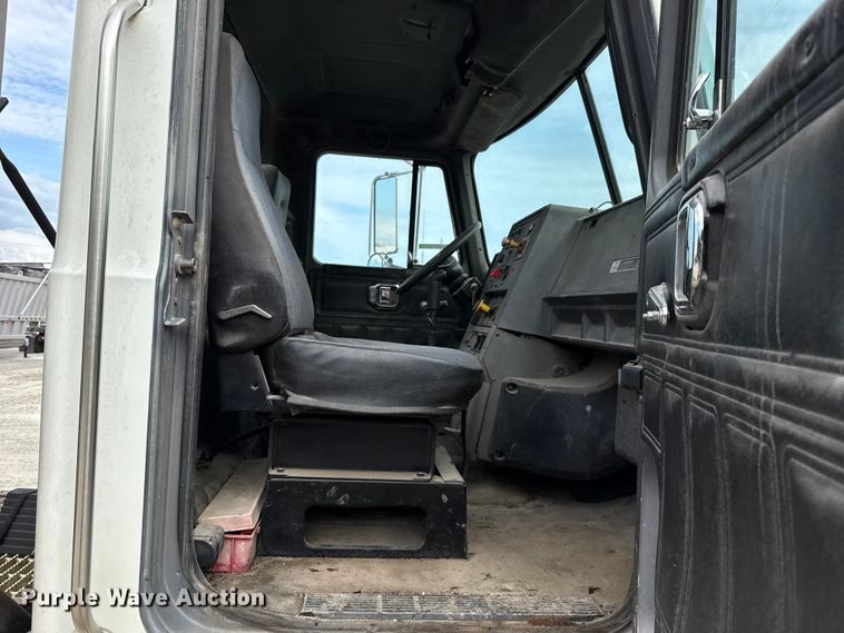 image for item GH9406 1993 Mack CH613 semi truck