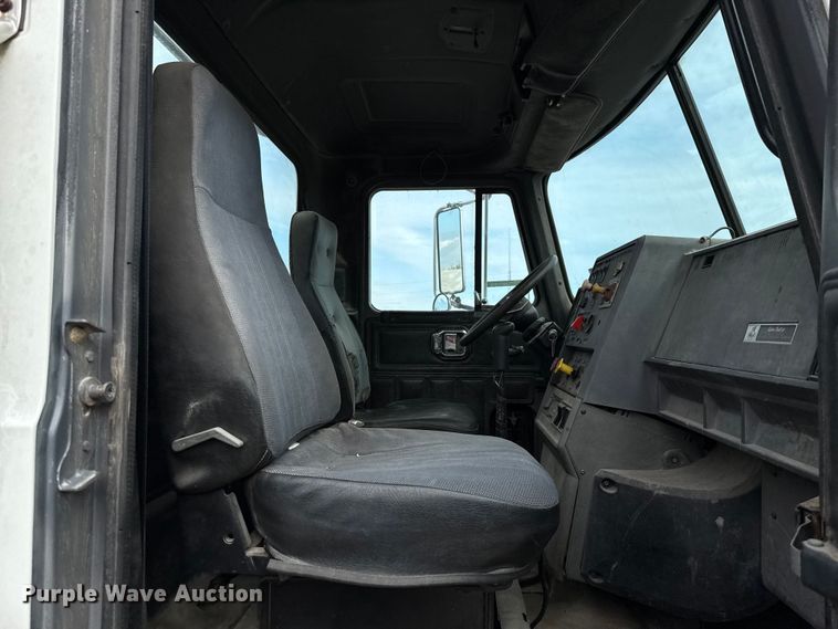 image for item GH9406 1993 Mack CH613 semi truck