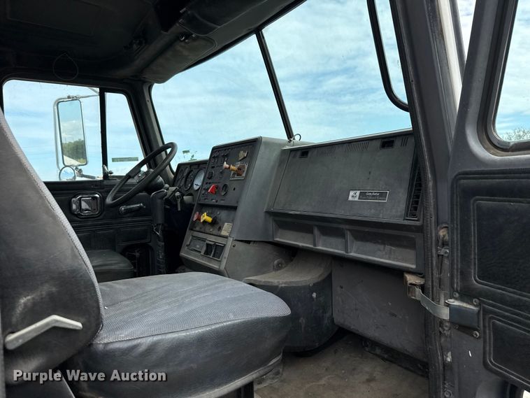 image for item GH9406 1993 Mack CH613 semi truck