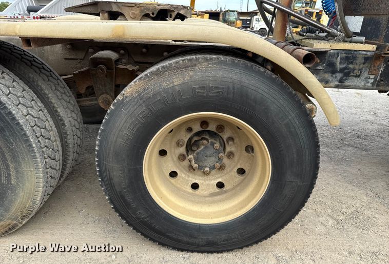 image for item GH9406 1993 Mack CH613 semi truck