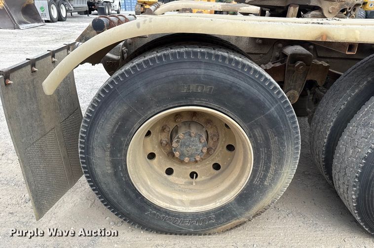 image for item GH9406 1993 Mack CH613 semi truck