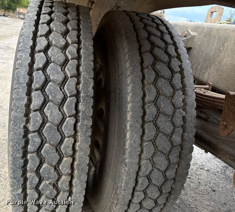 image for item GH9406 1993 Mack CH613 semi truck