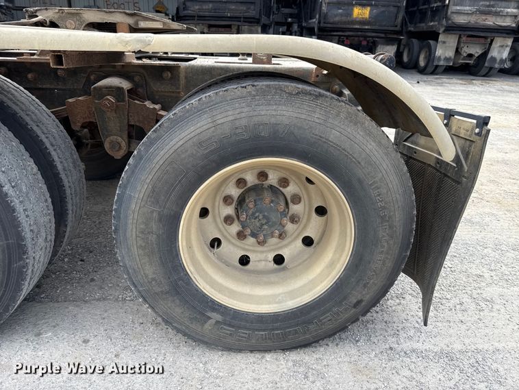 image for item GH9406 1993 Mack CH613 semi truck