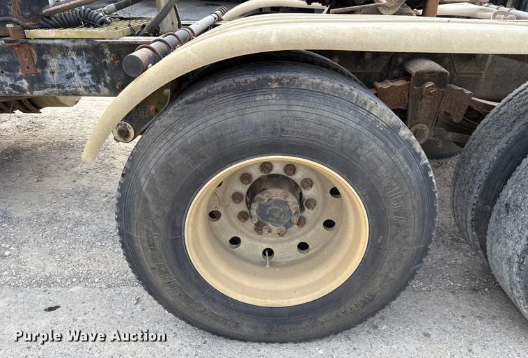 image for item GH9406 1993 Mack CH613 semi truck