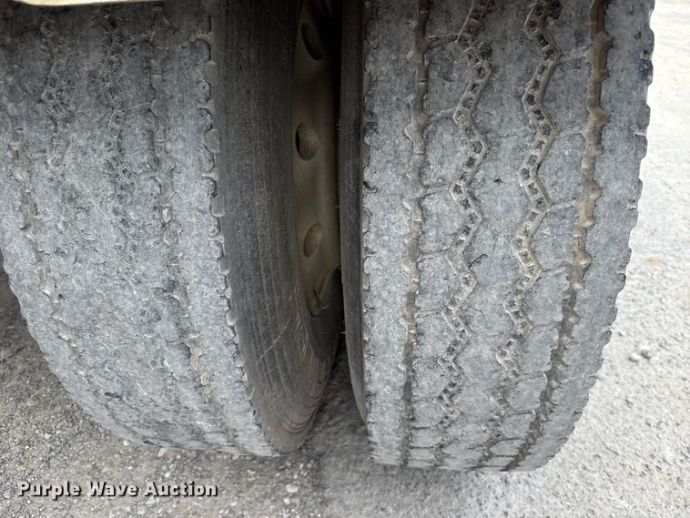 image for item GH9406 1993 Mack CH613 semi truck