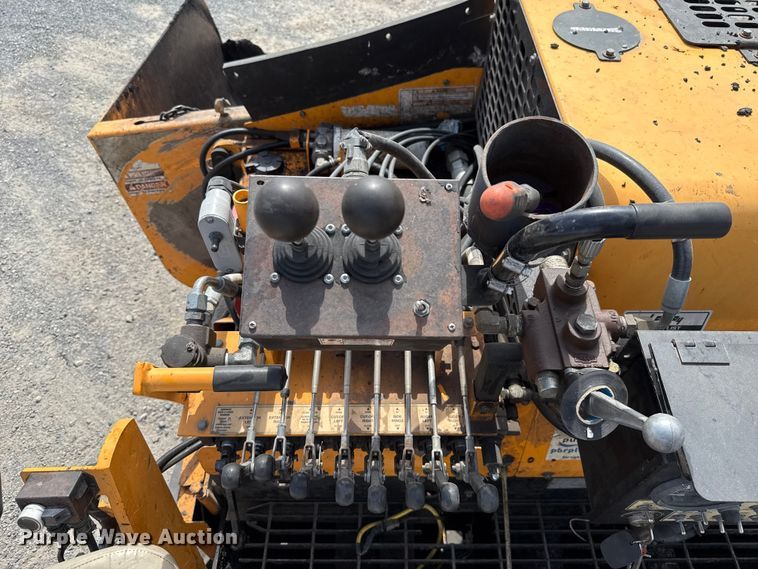 image for item GH9411 2013 Lee Boy 8510B paver