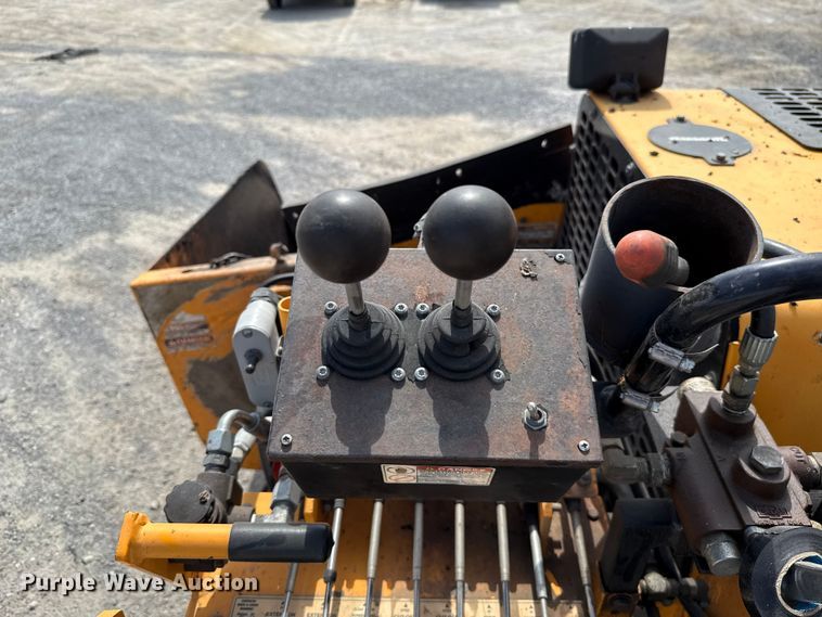 image for item GH9411 2013 Lee Boy 8510B paver