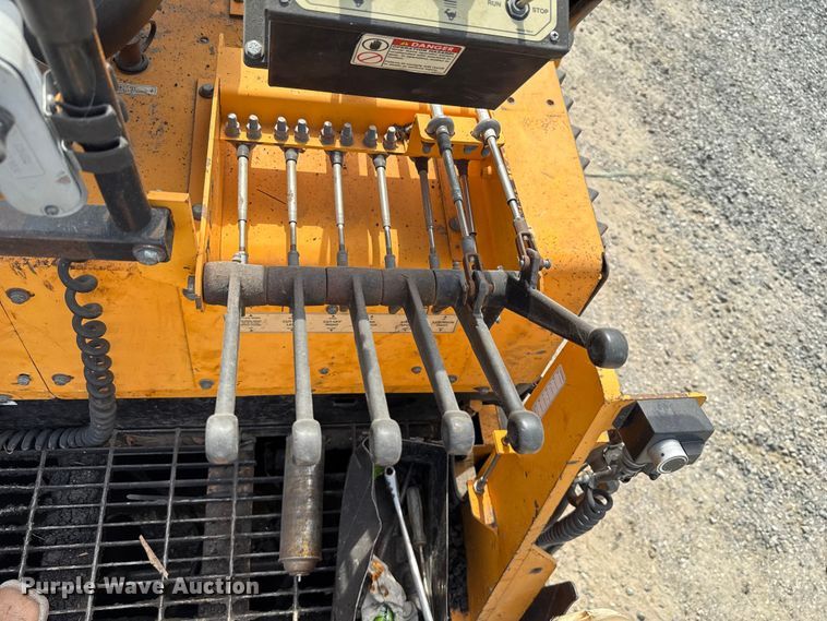 image for item GH9411 2013 Lee Boy 8510B paver