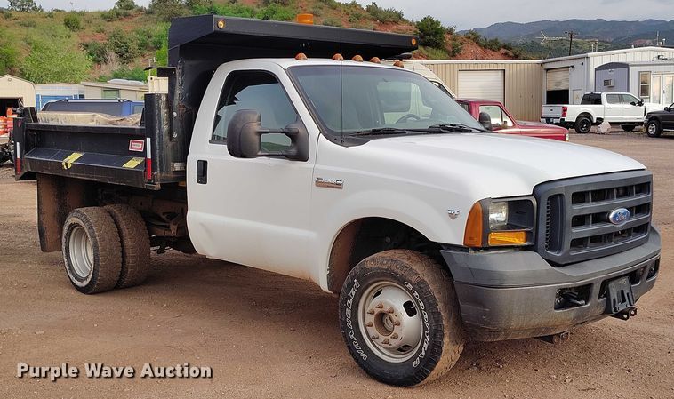 image for item IP9637 2006 Ford F350 Super Duty XL dump bed pickup truck