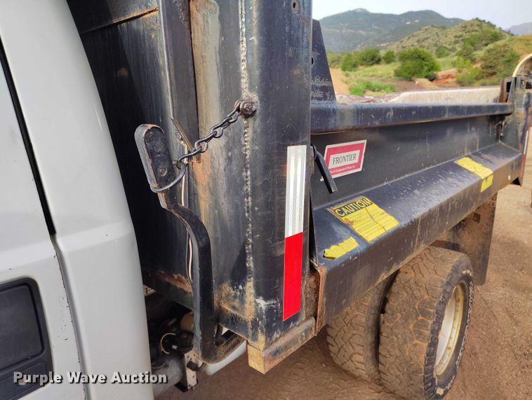image for item IP9637 2006 Ford F350 Super Duty XL dump bed pickup truck