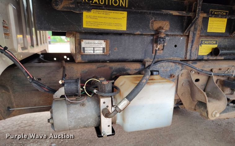 image for item IP9637 2006 Ford F350 Super Duty XL dump bed pickup truck