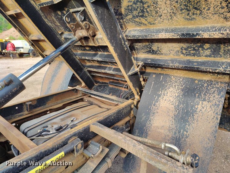 image for item IP9637 2006 Ford F350 Super Duty XL dump bed pickup truck