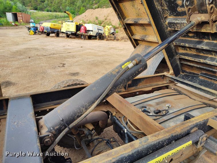 image for item IP9637 2006 Ford F350 Super Duty XL dump bed pickup truck