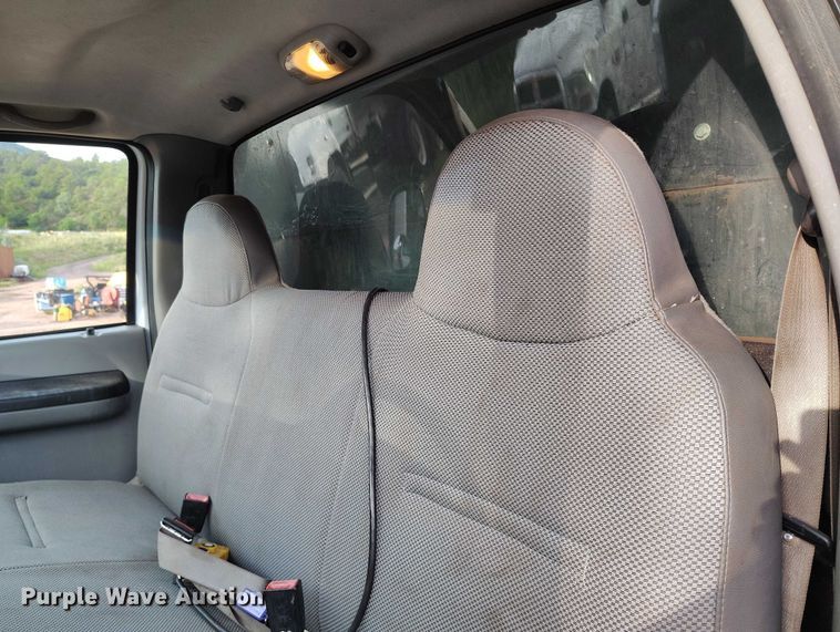 image for item IP9637 2006 Ford F350 Super Duty XL dump bed pickup truck