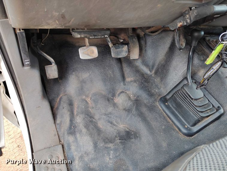 image for item IP9637 2006 Ford F350 Super Duty XL dump bed pickup truck