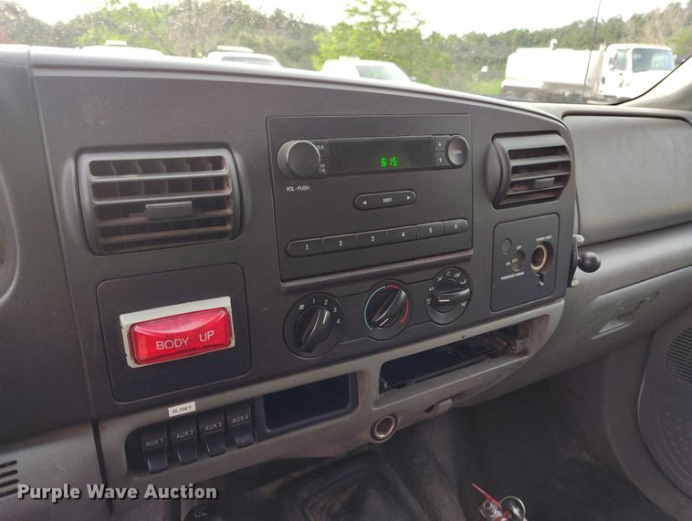 image for item IP9637 2006 Ford F350 Super Duty XL dump bed pickup truck