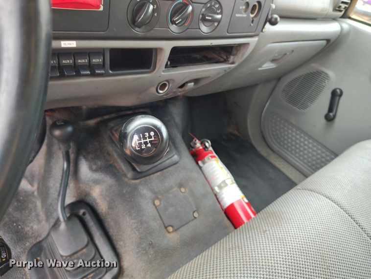 image for item IP9637 2006 Ford F350 Super Duty XL dump bed pickup truck