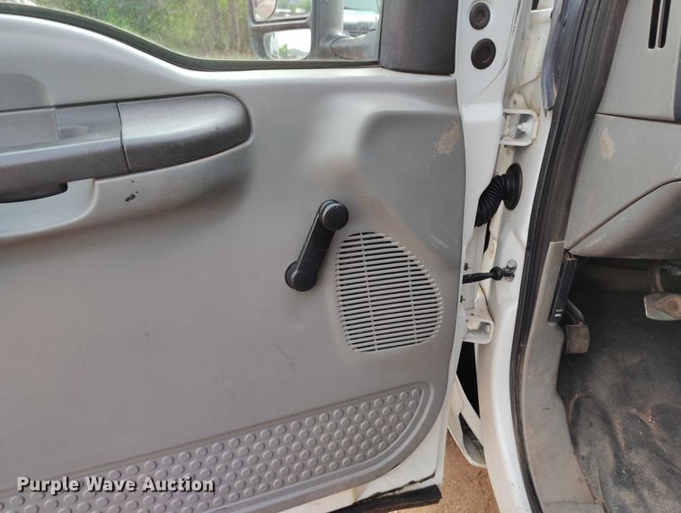 image for item IP9637 2006 Ford F350 Super Duty XL dump bed pickup truck