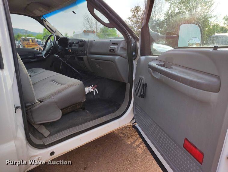 image for item IP9637 2006 Ford F350 Super Duty XL dump bed pickup truck