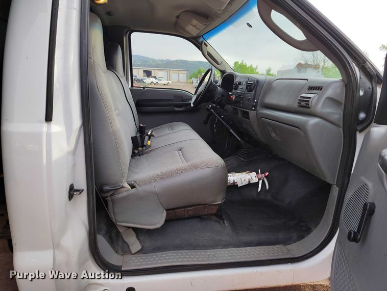 image for item IP9637 2006 Ford F350 Super Duty XL dump bed pickup truck