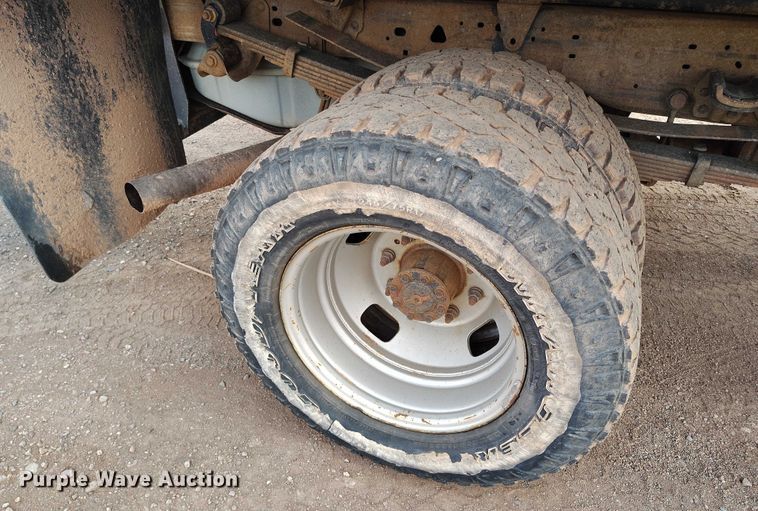 image for item IP9637 2006 Ford F350 Super Duty XL dump bed pickup truck