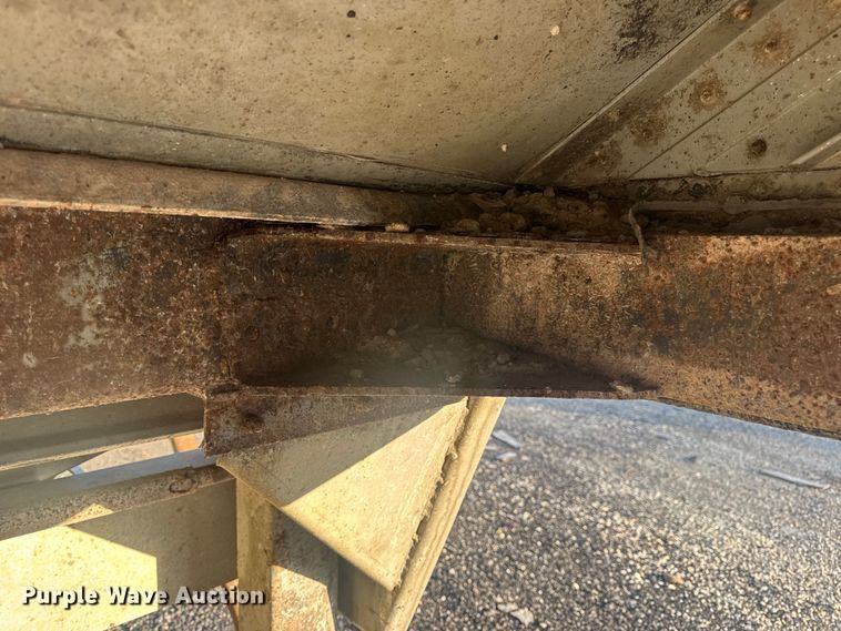 image for item DO2286 1996 Wilson DWH-400C grain trailer