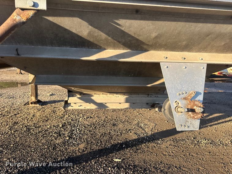 image for item DO2286 1996 Wilson DWH-400C grain trailer