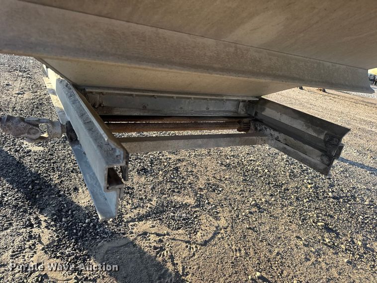 image for item DO2286 1996 Wilson DWH-400C grain trailer