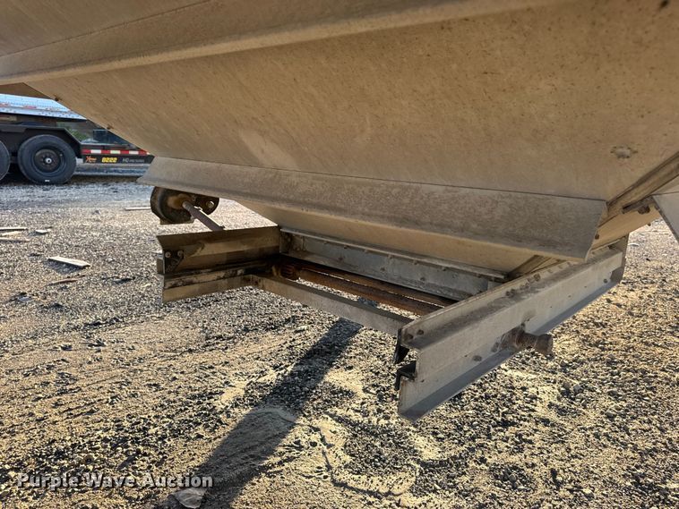 image for item DO2286 1996 Wilson DWH-400C grain trailer