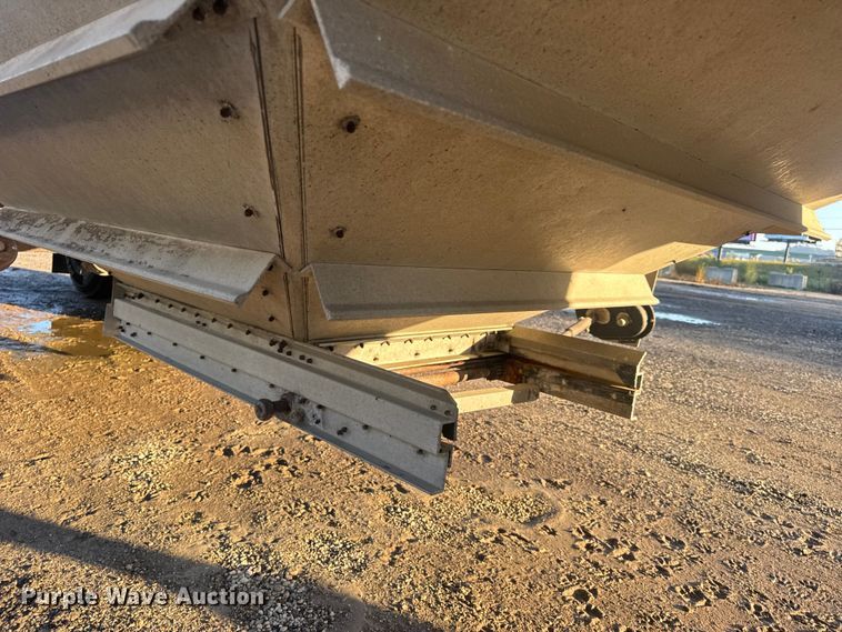 image for item DO2286 1996 Wilson DWH-400C grain trailer