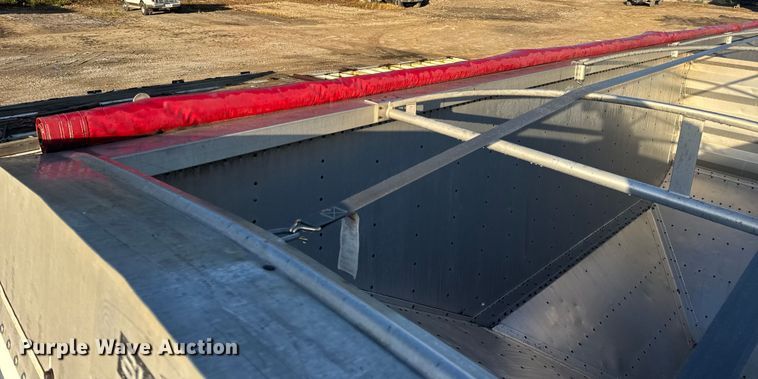 image for item DO2286 1996 Wilson DWH-400C grain trailer