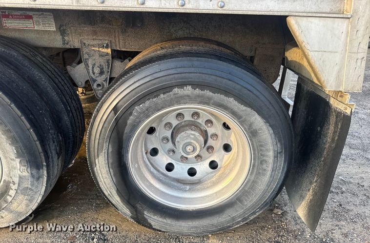 image for item DO2286 1996 Wilson DWH-400C grain trailer