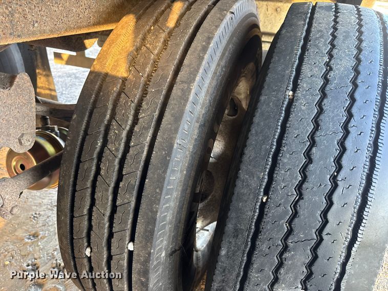 image for item DO2286 1996 Wilson DWH-400C grain trailer