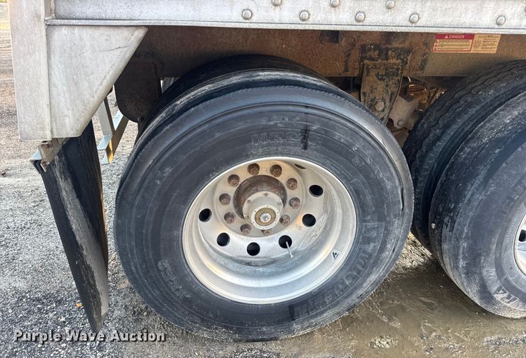 image for item DO2286 1996 Wilson DWH-400C grain trailer