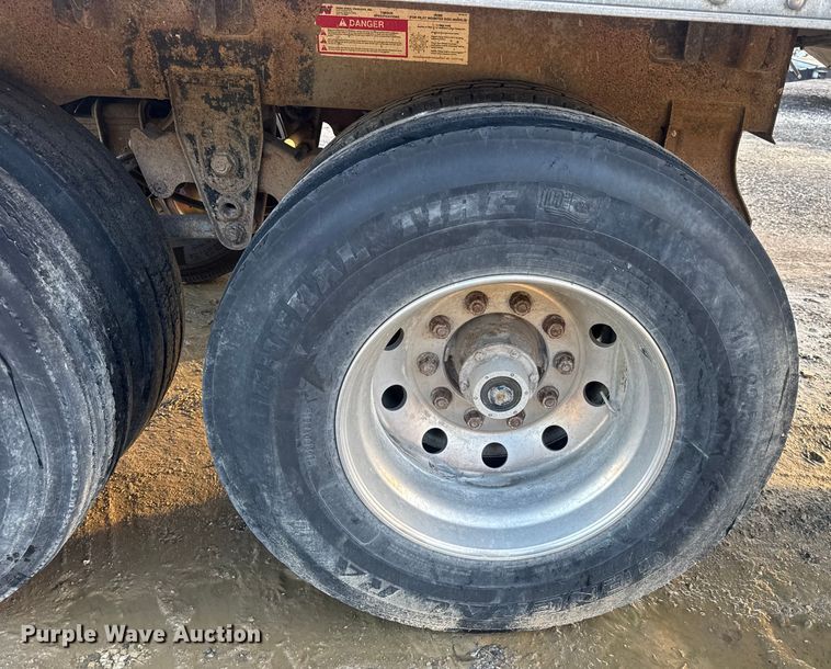 image for item DO2286 1996 Wilson DWH-400C grain trailer