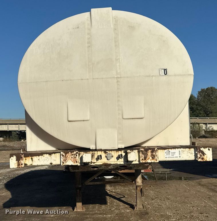 image for item DO2287 1995 Clark CDFBT sprayer trailer