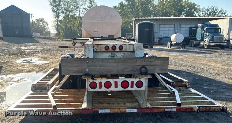 image for item DO2287 1995 Clark CDFBT sprayer trailer