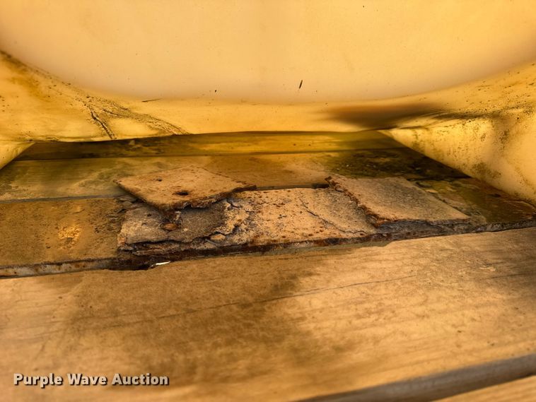 image for item DO2287 1995 Clark CDFBT sprayer trailer