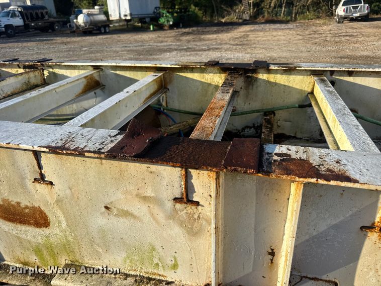 image for item DO2287 1995 Clark CDFBT sprayer trailer