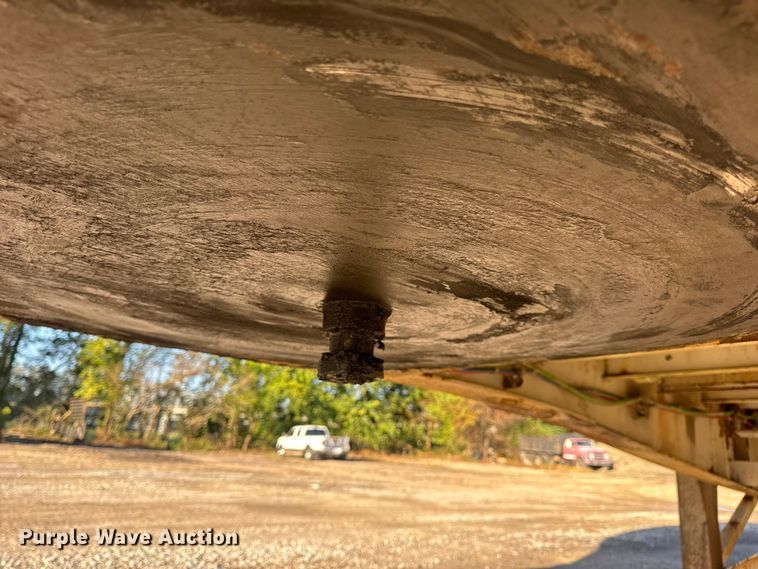 image for item DO2287 1995 Clark CDFBT sprayer trailer